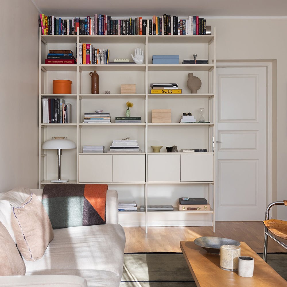 bokhylla i färgen off white med skåp och inredningsdetaljer