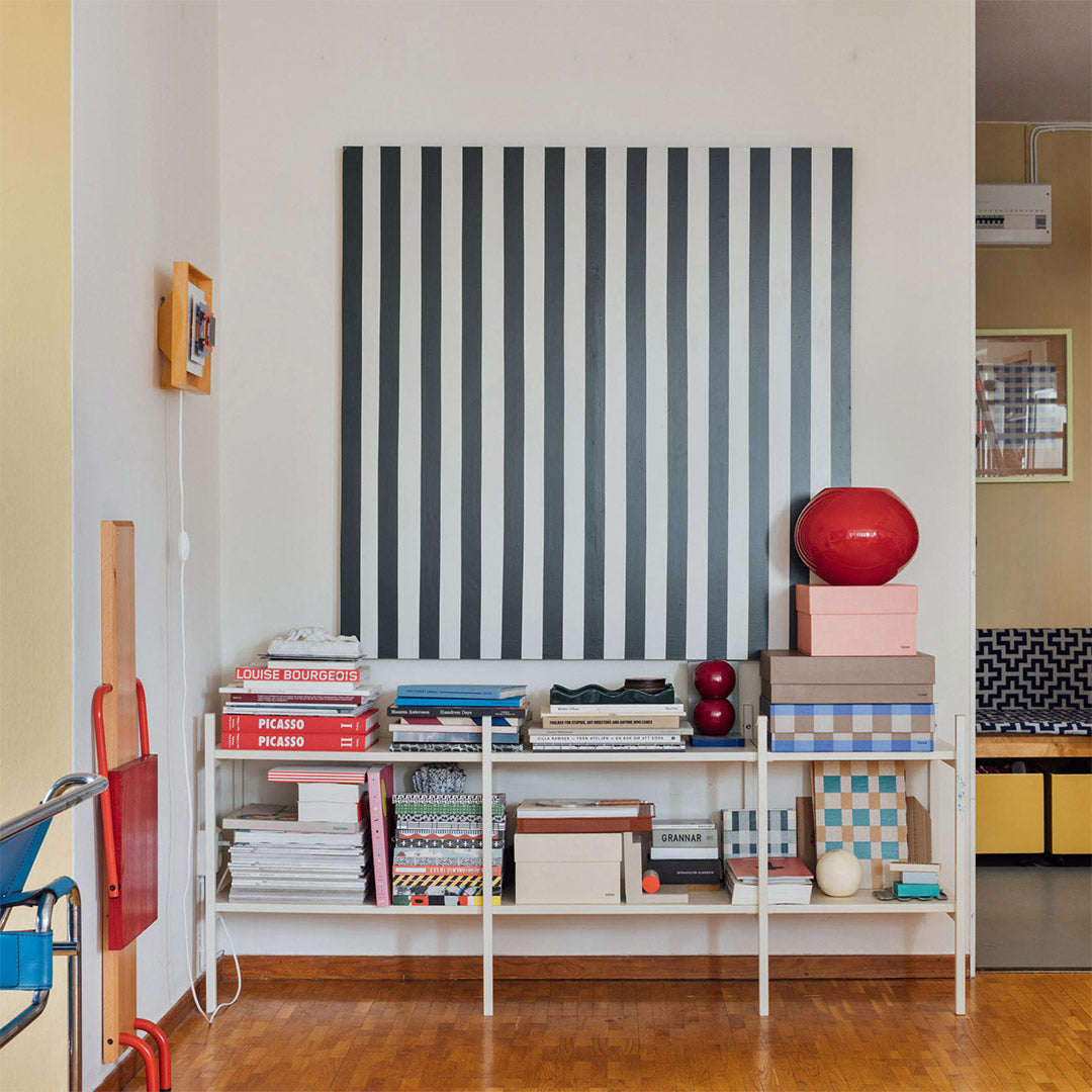 liten bokhylla med off-white hyllgavlar