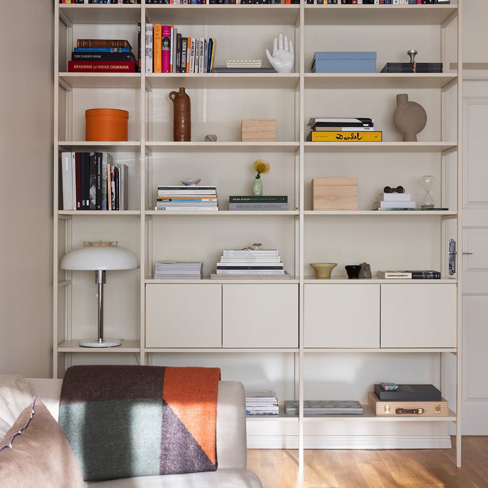 bokhylla med hyllplan i off-white