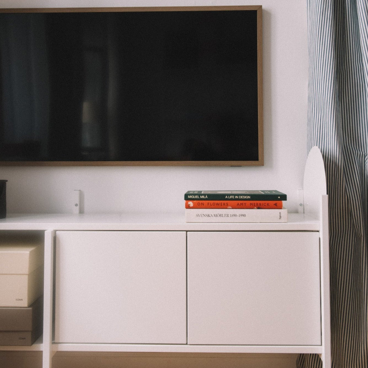 Montant - TV - Blanc